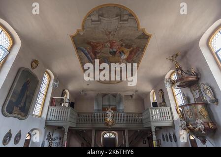 Peinture de plafond et la figure de St. Nepomuk devant le loft d'orgue dans l'église paroissiale de St. James l'ancien, construit en 1757-1792 Banque D'Images