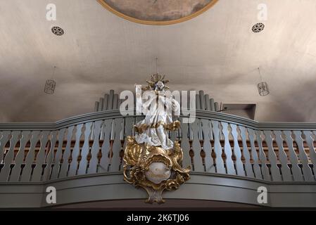 Figure de la rue Nepomuk devant le loft d'orgue dans l'église paroissiale de St. James l'ancien, construit en 1757-1792, Viereth-Trunstadt, Basse-Franconie Banque D'Images