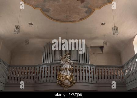 Figure de la rue Nepomuk devant le loft d'orgue dans l'église paroissiale de St. James l'ancien, construit en 1757-1792, Viereth-Trunstadt, Basse-Franconie Banque D'Images