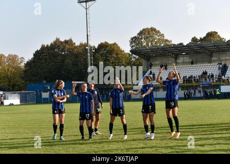 Milan, Italie. 15th octobre 2022. L'équipe du FC Internazionale célèbre la victoire du match Serie A Tim Vision entre FC Internazionale Women et AC Milan Women au stade Breda à Sesto San Giovanni, à quelques kilomètres au nord de la ville de Milan, en Italie. (Credit image: © Ervin Shulku/ZUMA Press Wire) Credit: ZUMA Press, Inc./Alamy Live News Banque D'Images