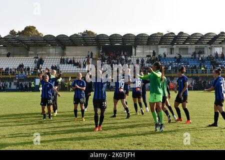 Milan, Italie. 15th octobre 2022. L'équipe du FC Internazionale célèbre la victoire du match Serie A Tim Vision entre FC Internazionale Women et AC Milan Women au stade Breda à Sesto San Giovanni, à quelques kilomètres au nord de la ville de Milan, en Italie. (Credit image: © Ervin Shulku/ZUMA Press Wire) Credit: ZUMA Press, Inc./Alamy Live News Banque D'Images