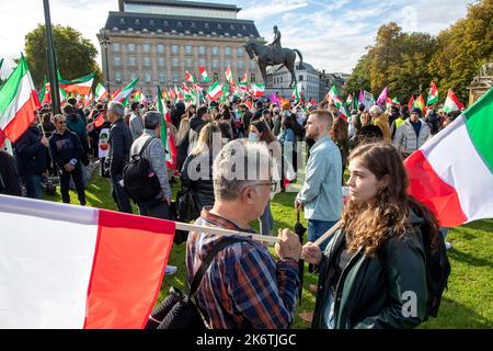 Bruxelles, Belgique. 15th octobre 2022. L'illustration montre une manifestation pour soutenir le peuple iranien, à Bruxelles, le samedi 15 octobre 2022. Plus de 200 personnes ont été tuées dans des manifestations en Iran après la mort de Mahsa Amini, 22 ans. Le mouvement de protestation en Iran a commencé après la mort d'Amini à l'hôpital. Elle avait été arrêtée pour ne pas avoir suivi le code vestimentaire strict en république islamique. Malgré des centaines d'arrestations, le mouvement de protestation ne s'affaiblit pas, souvent avec le slogan «femme, vie, liberté». BELGA PHOTO NICOLAS MATERLINCK crédit: Belga News Agency/Alay Live News Banque D'Images