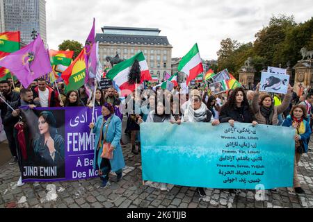 Bruxelles, Belgique. 15th octobre 2022. L'illustration montre une manifestation pour soutenir le peuple iranien, à Bruxelles, le samedi 15 octobre 2022. Plus de 200 personnes ont été tuées dans des manifestations en Iran après la mort de Mahsa Amini, 22 ans. Le mouvement de protestation en Iran a commencé après la mort d'Amini à l'hôpital. Elle avait été arrêtée pour ne pas avoir suivi le code vestimentaire strict en république islamique. Malgré des centaines d'arrestations, le mouvement de protestation ne s'affaiblit pas, souvent avec le slogan «femme, vie, liberté». BELGA PHOTO NICOLAS MATERLINCK crédit: Belga News Agency/Alay Live News Banque D'Images