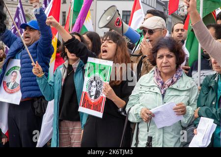 Bruxelles, Belgique. 15th octobre 2022. L'illustration montre une manifestation pour soutenir le peuple iranien, à Bruxelles, le samedi 15 octobre 2022. Plus de 200 personnes ont été tuées dans des manifestations en Iran après la mort de Mahsa Amini, 22 ans. Le mouvement de protestation en Iran a commencé après la mort d'Amini à l'hôpital. Elle avait été arrêtée pour ne pas avoir suivi le code vestimentaire strict en république islamique. Malgré des centaines d'arrestations, le mouvement de protestation ne s'affaiblit pas, souvent avec le slogan «femme, vie, liberté». BELGA PHOTO NICOLAS MATERLINCK crédit: Belga News Agency/Alay Live News Banque D'Images