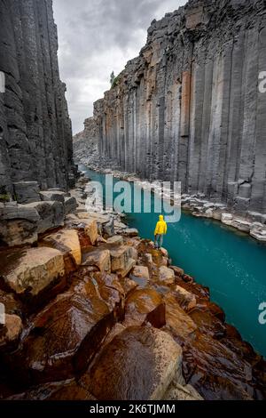 Station touristique au bord de la rivière dans le canyon de Stuolagil, rivière bleu turquoise entre les colonnes de basalte, Egilsstadir, Islande Banque D'Images