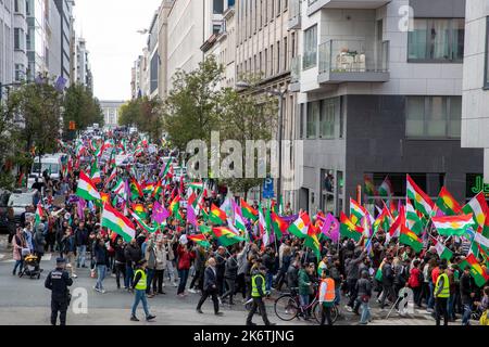 Bruxelles, Belgique. 15th octobre 2022. L'illustration montre une manifestation pour soutenir le peuple iranien, à Bruxelles, le samedi 15 octobre 2022. Plus de 200 personnes ont été tuées dans des manifestations en Iran après la mort de Mahsa Amini, 22 ans. Le mouvement de protestation en Iran a commencé après la mort d'Amini à l'hôpital. Elle avait été arrêtée pour ne pas avoir suivi le code vestimentaire strict en république islamique. Malgré des centaines d'arrestations, le mouvement de protestation ne s'affaiblit pas, souvent avec le slogan «femme, vie, liberté». BELGA PHOTO NICOLAS MATERLINCK crédit: Belga News Agency/Alay Live News Banque D'Images