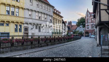 Maisons à colombages sur le Muehlgraben, St. Eglise du monastère de Marie à l'arrière, Word, Quedlinburg, Saxe-Anhalt, Allemagne Banque D'Images