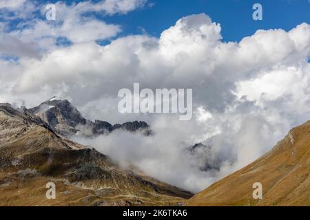 Nuages sur le Furkahorn, vue de Taelli, col de Furka, Valais, Suisse Banque D'Images