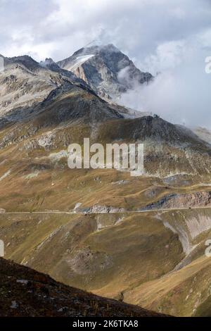 Nuages sur le Furkahorn, vue de Taelli, col de Furka, Valais, Suisse Banque D'Images