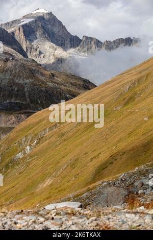 Nuages sur le Furkahorn, vue de Taelli, col de Furka, Valais, Suisse Banque D'Images