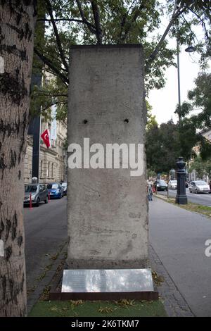 Un morceau du mur de Berlin à l'extérieur de la maison de Terror Andrássy út 60 à Budapest, Hongrie Banque D'Images