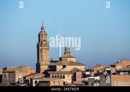 Centrale éolienne, en face d'elle une vieille petite ville avec tour d'église, Catalogne, Espagne Banque D'Images