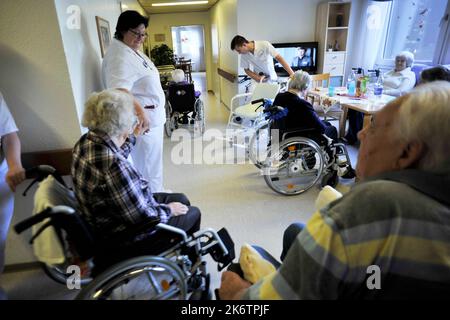 Les soins exemplaires dans les maisons des personnes âgées, comme ici dans le centre des personnes âgées de l'Arbeiterwohlfahrt (AWO), ne se trouvent pas partout. Le Banque D'Images