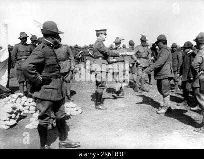 1918 , 30 juillet , ITALIE: L'armée italienne ALPINI troups somedere en Italie lors de la distribution d'un cadeau à un régiment de l'OFFICIER DE CROIX ROUGE AMÉRICAIN . Photographe américain inconnu . - ALPINO - ALPINE - CROCE ROSSA - PRIMA GUERRA MONDIALE - première Guerre mondiale - Grande Guerre - WWI - al FRONTE - miliari soldati italiani - COLONIALISMO - COLONIALISME - HISTOIRE - FOTO STORICHE --- Archivio GBB Banque D'Images