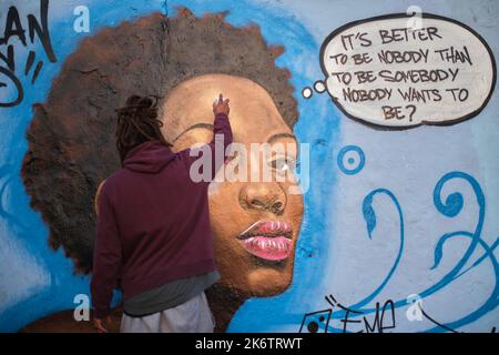 Allemagne, Berlin, 10. 10. 2021, dimanche après-midi à Mauerpark, Graffitimauer, Eme Freethinker au travail Banque D'Images