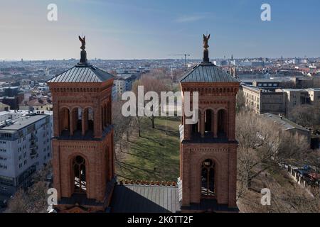 Kuenstlerhaus Bethanien, Allemagne, Berlin, 31. 03. 2021, rue Église Thomas, vue du toit aux deux tours avec des anges, des anges, en fait la victoire Banque D'Images