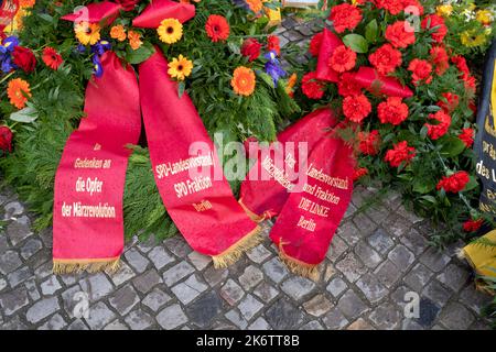 Allemagne, Berlin, 18. 03. 2021, commémoration de la Révolution de mars 1848, porte de Brandebourg, couronne SPD, parti de gauche Banque D'Images