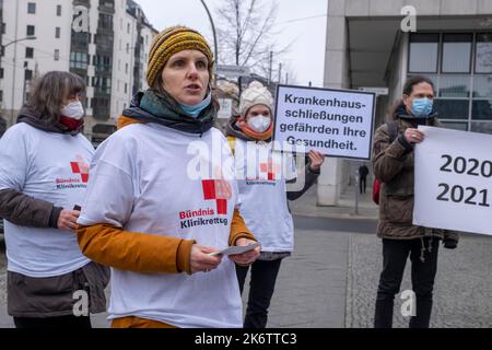 Allemagne, Berlin, 27. 012021, action, militants de l'Alliance de sauvetage des hôpitaux, signatures du ministre fédéral de la Santé Jens Spahn, protestant Banque D'Images