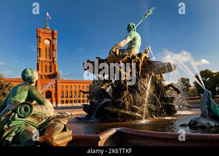 Fontaine avec jardin de plaisir et ancien musée, collections d'antiquités classiques des Musées nationaux de Berlin, Ile aux Musées, Berlin, Allemagne Banque D'Images