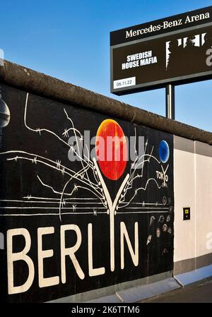 Fresque intitulée Berlyn sur un vestige du mur de Berlin, l'artiste Gerhard Lahr, avec publicité, East Side Gallery, Friedrichshain, Berlin, Allemagne Banque D'Images