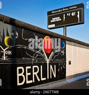 Fresque intitulée Berlyn sur un vestige du mur de Berlin, l'artiste Gerhard Lahr, avec publicité, East Side Gallery, Friedrichshain, Berlin, Allemagne Banque D'Images