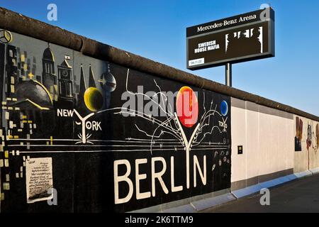 Fresque intitulée Berlyn sur un vestige du mur de Berlin, l'artiste Gerhard Lahr, avec publicité, East Side Gallery, Friedrichshain, Berlin, Allemagne Banque D'Images