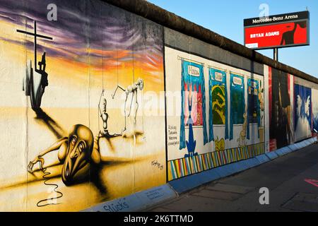 Marionnettes murales d'une pièce démontée par Marc Engel sur un reste du mur de Berlin, East Side Gallery, Berlin, Allemagne Banque D'Images