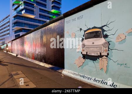 Murale sur le reste du mur de Berlin avec le test de stress cardiaque (Test du reste), Trabi durchbricht Mauer, artiste Birgit Kinder, East Side Gallery Banque D'Images