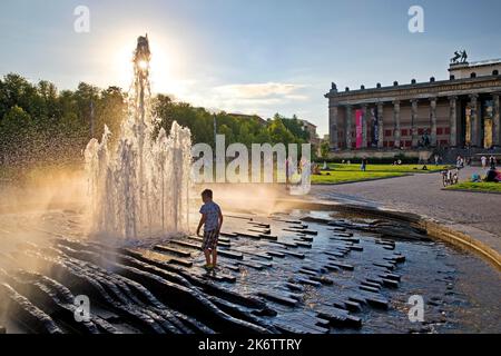 Fontaine avec jardin de plaisir et ancien musée, collections d'antiquités classiques des Musées nationaux de Berlin, Ile aux Musées, Berlin, Allemagne Banque D'Images