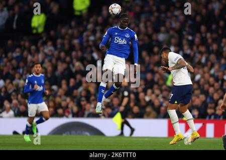 Londres, Royaume-Uni. 15th octobre 2022. 15th octobre 2022 ; Stade Tottenham Hotspur. Tottenham, Londres, Angleterre; football de première ligue, Tottenham Hotspur versus Everton octobre 15th; Cristian Romero de Tottenham Hotspur dirige le ballon après Amadou Onana d'Everton Credit: Action plus Sports Images/Alay Live News Banque D'Images