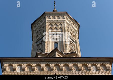 Tour de l'église avec des détails d'architecture de sculpture en pierre à trois église Sainte Hierarchs à Iasi, Roumanie. Banque D'Images