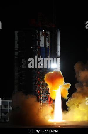 XICHANG (CHINE) - le 15 OCTOBRE 2022 - la Chine a tiré le satellite de télédétection 36 à l'aide d'une longue fusée porteuse Mars-2D-D du satellite Xichang Banque D'Images