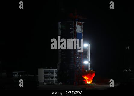 XICHANG (CHINE) - le 15 OCTOBRE 2022 - la Chine a tiré le satellite de télédétection 36 à l'aide d'une longue fusée porteuse Mars-2D-D du satellite Xichang Banque D'Images