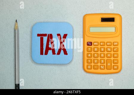 Texte RÉFORME FISCALE écrit sur des notes papier avec calculatrice, fausse monnaie et lunettes isolées sur fond rouge.Business et finance concept. Banque D'Images