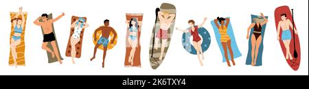 Ensemble de jeunes bains de soleil isolés sur fond blanc. Illustration vectorielle plate d'hommes et de femmes détendus couché sur serviette de plage et planche de surf, obtenir Illustration de Vecteur