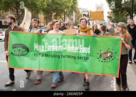 Londres, Royaume-Uni. 15th octobre 2022. Land Workers Alliance centre de Londres mars, dans le cadre de l'Europe-Wide-Wide Good Food, Good Farming Days of action. En partenariat avec 26 organismes de soutien. Marche et retour sur la place du Parlement. Les marcheurs se sont inquiétés du coût de la vie dangereusement gonflé, des crises climatiques et de la nature, et de la précarité croissante de notre sécurité alimentaire et de nos moyens de subsistance agricoles. Crédit : Stephen Bell/Alay Live News Banque D'Images