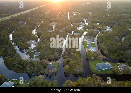 Entouré par l'ouragan Ian précipitations inondation des maisons d'eau dans la zone résidentielle de Floride. Conséquences des catastrophes naturelles. Banque D'Images