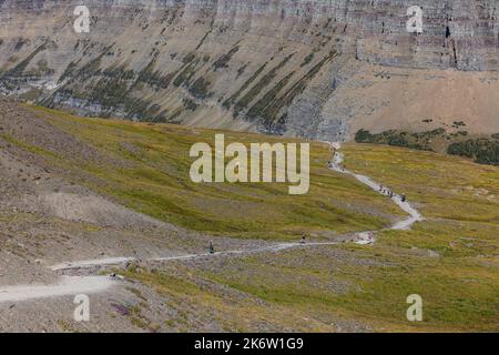 Parc national des Glaciers, Montana États-Unis - 26 septembre 2022 : randonneurs sur le sentier populaire pour le lac caché au sommet du col de Logan Banque D'Images
