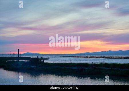 Coucher de soleil sur la mer de Salish. Le coucher de soleil sur le détroit de Georgia et la mer Salish depuis l'embouchure du fleuve Fraser. Banque D'Images