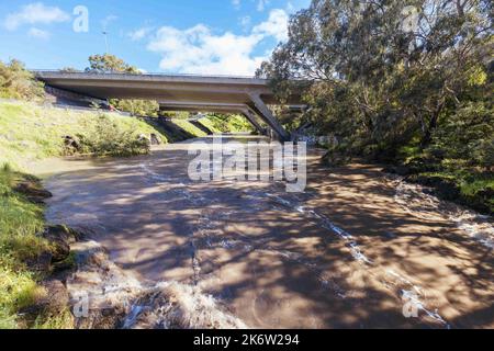 Melbourne, Victoria, Australie. 14th octobre 2022. MELBOURNE, AUSTRALIE - OCTOBRE 14 : les chutes Dights à Abbotsford ont été fortement inondées sur 14 octobre 2022 à Victoria, en Australie. Dights Falls est le point de rencontre de la Yarra River et de Merri Creek. (Image de crédit : © Chris Putnam/ZUMA Press Wire) Banque D'Images