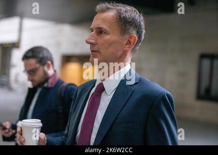 Londres, Royaume-Uni. 15th octobre 2022. Le chancelier de l'Échiquier JEREMY HUNT est vu en dehors de la BBC lorsqu'il apparaît dans les petits-déjeuners. Crédit : ZUMA Press, Inc./Alay Live News Banque D'Images