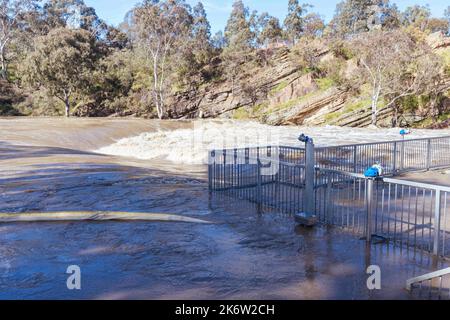 Melbourne, Victoria, Australie. 14th octobre 2022. MELBOURNE, AUSTRALIE - OCTOBRE 14 : les chutes Dights à Abbotsford ont été fortement inondées sur 14 octobre 2022 à Victoria, en Australie. Dights Falls est le point de rencontre de la Yarra River et de Merri Creek. (Image de crédit : © Chris Putnam/ZUMA Press Wire) Banque D'Images