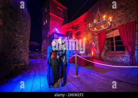 PRODUCTION - 15 octobre 2022, Hesse, Mühltal : deux acteurs d'horreur se tiennent dans le paysage du château. Le château de Frankenstein est illuminé de couleurs à l'occasion du spectacle d'Halloween. Le château de Frankenstein accueille l'événement d'Halloween depuis 1977, cette année pour la période 43rd (21,10 - 06.11.2022). Sur une répétition de robe, l'organisateur a passé par l'événement effrayant avec un public spécial. Photo: Andreas Arnold/dpa crédit: dpa Picture Alliance/Alay Live News Banque D'Images