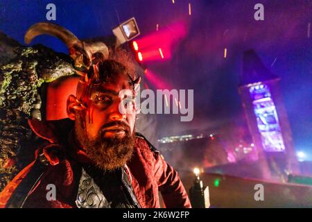 PRODUCTION - 15 octobre 2022, Hesse, Mühltal: Un interprète sous l'apparence de 'Lucifer' divertit les visiteurs à l'événement. Le château de Frankenstein est illuminé de couleurs à l'occasion du spectacle d'Halloween. Le château de Frankenstein accueille l'événement d'Halloween depuis 1977, cette année pour la période 43rd (21,10 - 06.11.2022). Sur une répétition de robe, l'organisateur a passé par l'événement effrayant avec un public spécial. Photo: Andreas Arnold/dpa crédit: dpa Picture Alliance/Alay Live News Banque D'Images