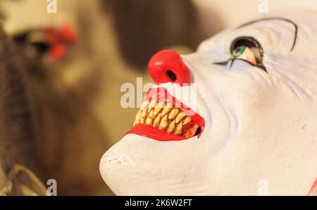 PRODUCTION - 15 octobre 2022, Hesse, Mühltal : le masque d'un clown d'horreur se trouve sur une étagère. Le château de Frankenstein accueille l'événement d'Halloween depuis 1977, cette année pour la période 43rd (21 octobre-nov 6, 2022). Lors d'une répétition de la tenue vestimentaire, l'organisateur a traversé l'événement effrayant avec un public spécial. Photo: Andreas Arnold/dpa crédit: dpa Picture Alliance/Alay Live News Banque D'Images