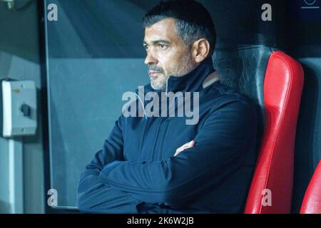 Leverkusen, Rhénanie-du-Nord-Westphalie, Allemagne. 12th octobre 2022. L'entraîneur-chef du FC Porto SERGIO CONCEICAO est assis avant le match de Bayer Leverkusen contre le FC Porto UEFA Cham[ions League dans la Bbayarena à Leverkusen, Allemagne sur 12 octobre 2022. (Image de crédit : © Kai Dambach/ZUMA Press Wire) Banque D'Images