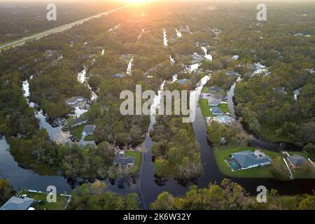 Entouré par l'ouragan Ian précipitations inondation des maisons d'eau dans la zone résidentielle de Floride. Conséquences des catastrophes naturelles. Banque D'Images