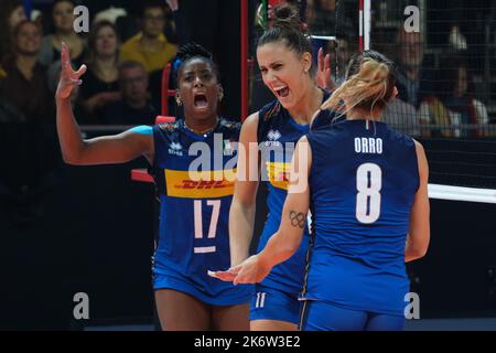 Apeldoorn, pays-Bas. 15th octobre 2022. Les joueurs d'Italie célèbrent le score lors du dernier match de 3-4 entre l'Italie et les États-Unis au Championnat du monde des femmes de volley-ball 2022 à Apeldoorn, pays-Bas, le 15 octobre 2022. Credit: Meng Dingbo/Xinhua/Alay Live News Banque D'Images