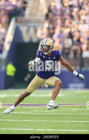 Seattle, WA, États-Unis. 15th octobre 2022. Washington Huskies défensive en arrière Alex Cook (5) lors d'un match entre les Arizona Wildcats et les Washington Huskies au stade Husky de Seattle, WA. Les Huskies ont gagné 49-39. Sean Brown/CSM/Alamy Live News Banque D'Images