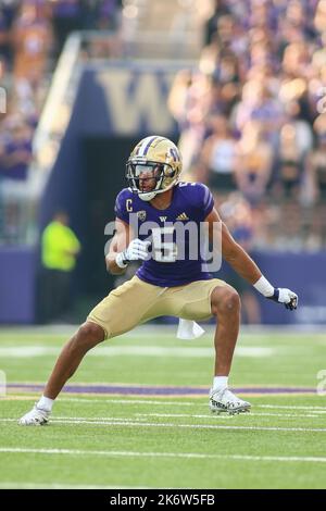 Seattle, WA, États-Unis. 15th octobre 2022. Washington Huskies défensive en arrière Alex Cook (5) lors d'un match entre les Arizona Wildcats et les Washington Huskies au stade Husky de Seattle, WA. Les Huskies ont gagné 49-39. Sean Brown/CSM/Alamy Live News Banque D'Images